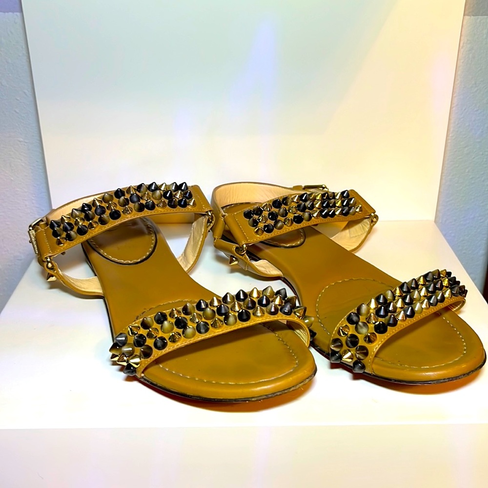 Louboutin Bikee Bike Flat Sandal Calf leather Cuoio heel nude noisette pop corn